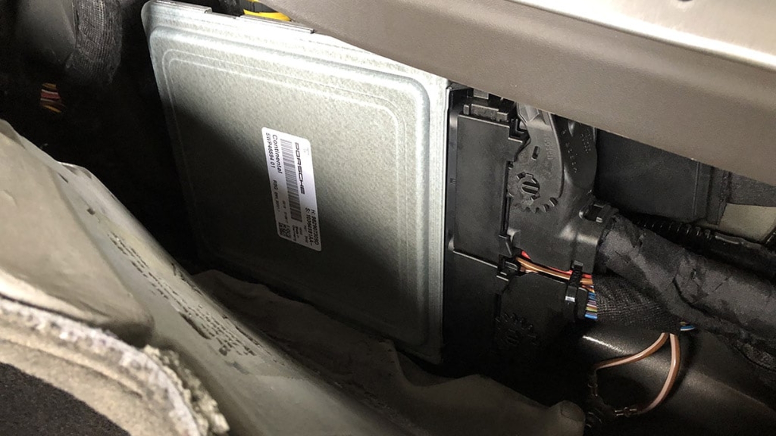 porsche-718-cayman-ecu-removal-6